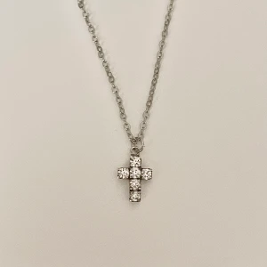 Handgjort Halsband med kors  - Tryck på köp nu om du vill köpa💗