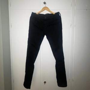 Svarta slim jeans i mycket bra skick från jack&jones☑️ Stl. L32 W32☑️ Sitter riktigt bra☑️