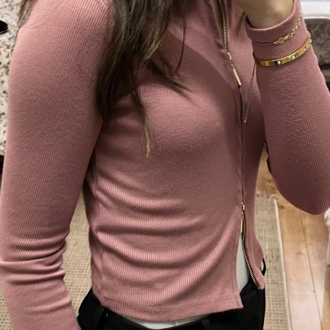Rosa tröja med guldrig blixtlås - 91
