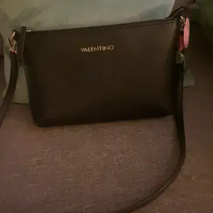 Valentino väska i mycket bra skick 🖤🖤