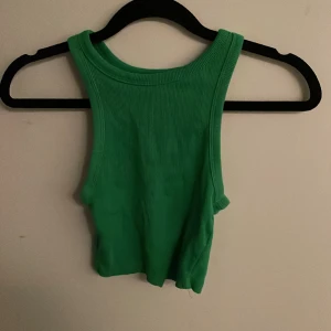 Grönt croppat linne från zara i storlek S. - Bra skick, endast använd ett fåtal gånger. Linnet är i storlek S.