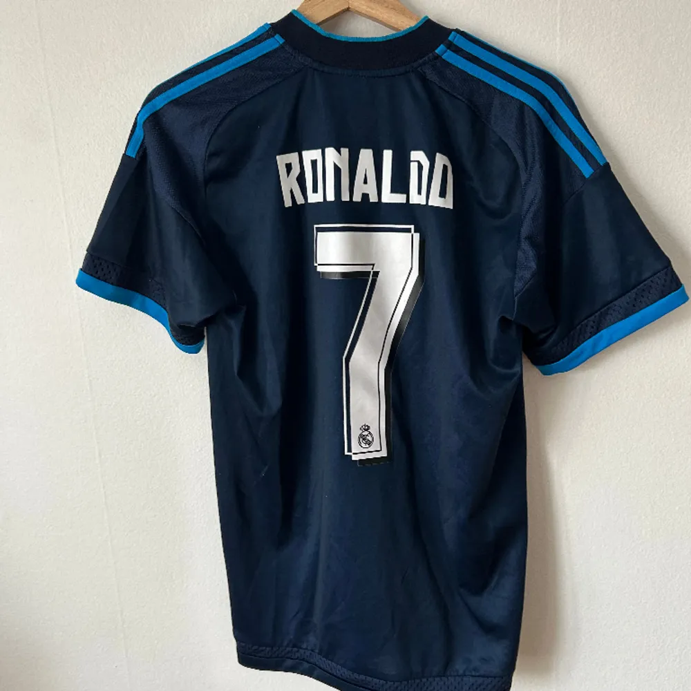 Reals tredjeställ från säsongen 15/16 med ronaldo på ryggen. T-shirts.