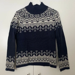 Dobber vintertröja  - 60% merinoull 40% bomull. Tyvärr lite nopprig. 