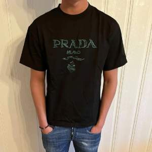 Säljer nu denna Prada t-shirt, den är i storlek S men passar även M. Nypris på denna är över 3000kr. Modellen på bilden är 186 cm. Hör av er vid eventuella frågor eller om ni vill ha mer bilder på tröjan.