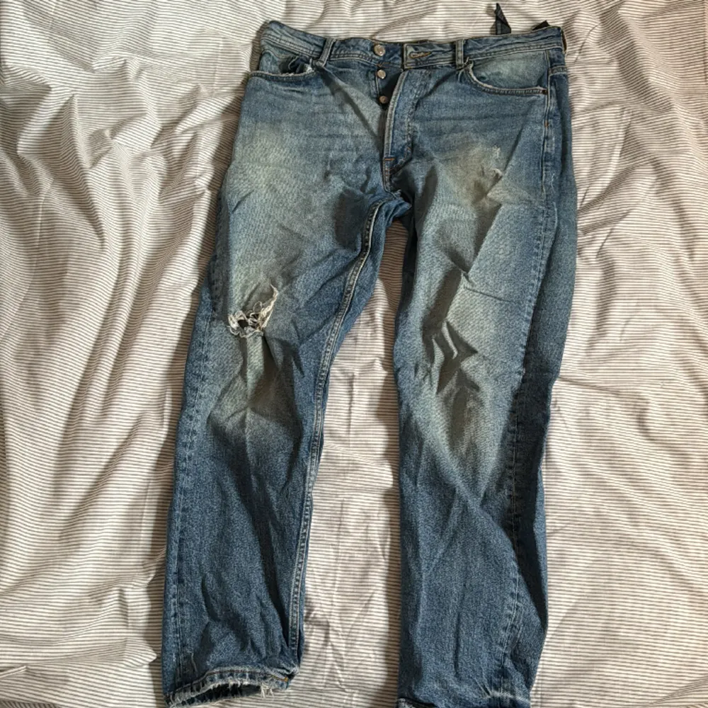 Jeans ”Straight Fit” från Zara. Lite tvättad stil med hål på ena sidan. Storlek 44. Inga fläckar eller skador. . Jeans & Byxor.
