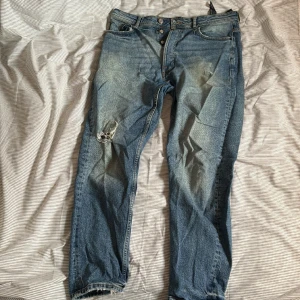 Jeans Zara - Jeans ”Straight Fit” från Zara. Lite tvättad stil med hål på ena sidan. Storlek 44. Inga fläckar eller skador. 