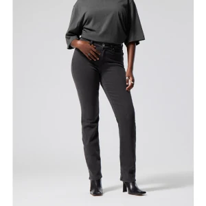 Mif Rise byxor  - Byxor från weekday  