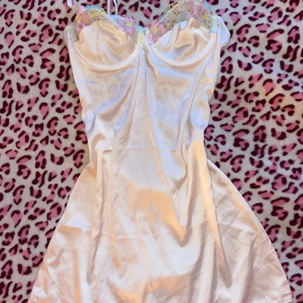 silk pyjamas klänning med öppen rygg och super fin spetts detalj vid brösten 💞 nyskick. Klänningar.