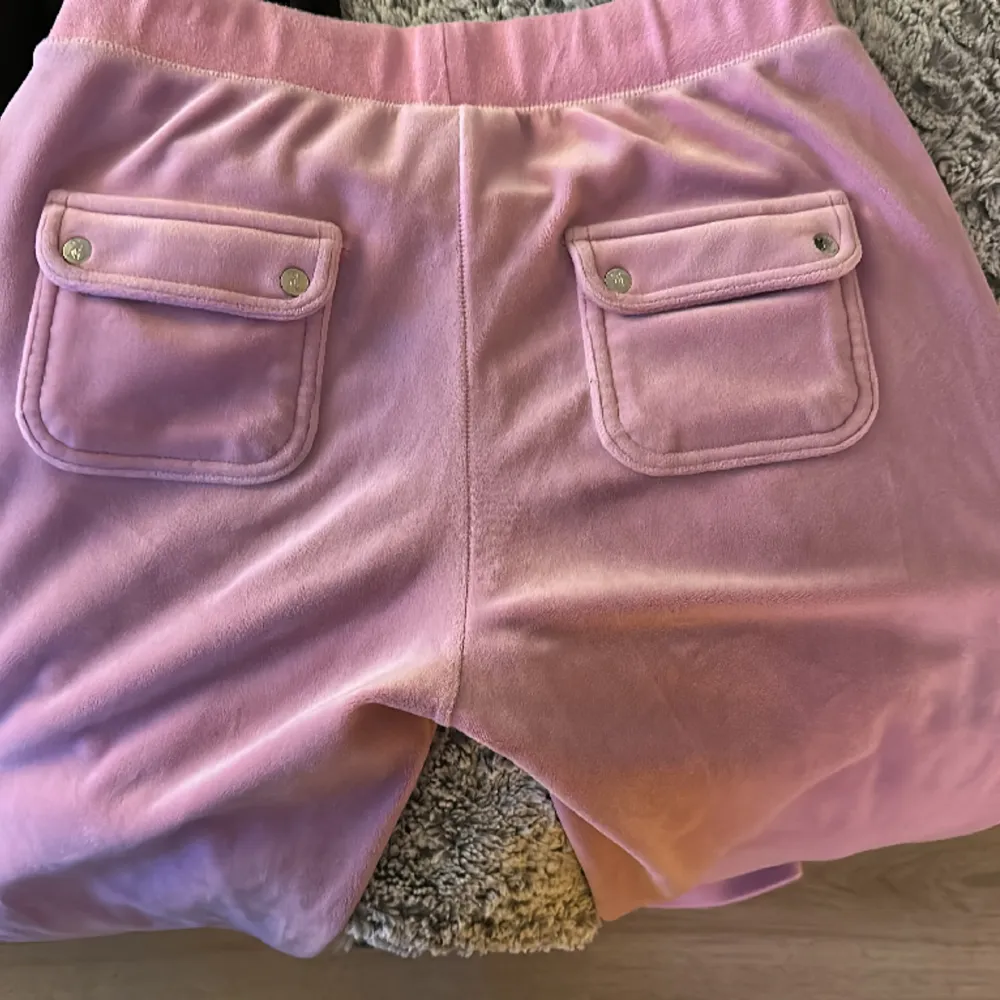 Ett par rosa juicy-byxor, som bara är använda ett fåtal ggr!. Jeans & Byxor.