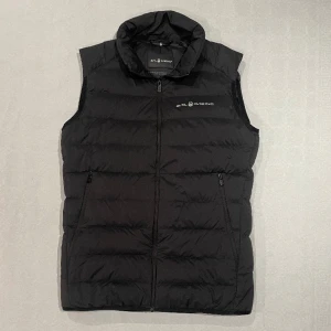 Sail Racing väst - Säljer min Sail Racing väst som fungerar höst, vår och kalla sommarkvällar. 9/10 skick och har använt den ungefär i 6 månader. Nypris 1900kr. Skriv gärna vid funderingar och fråga om du vill se mer bilder vid intresse. Pris kan diskuteras vid köp.