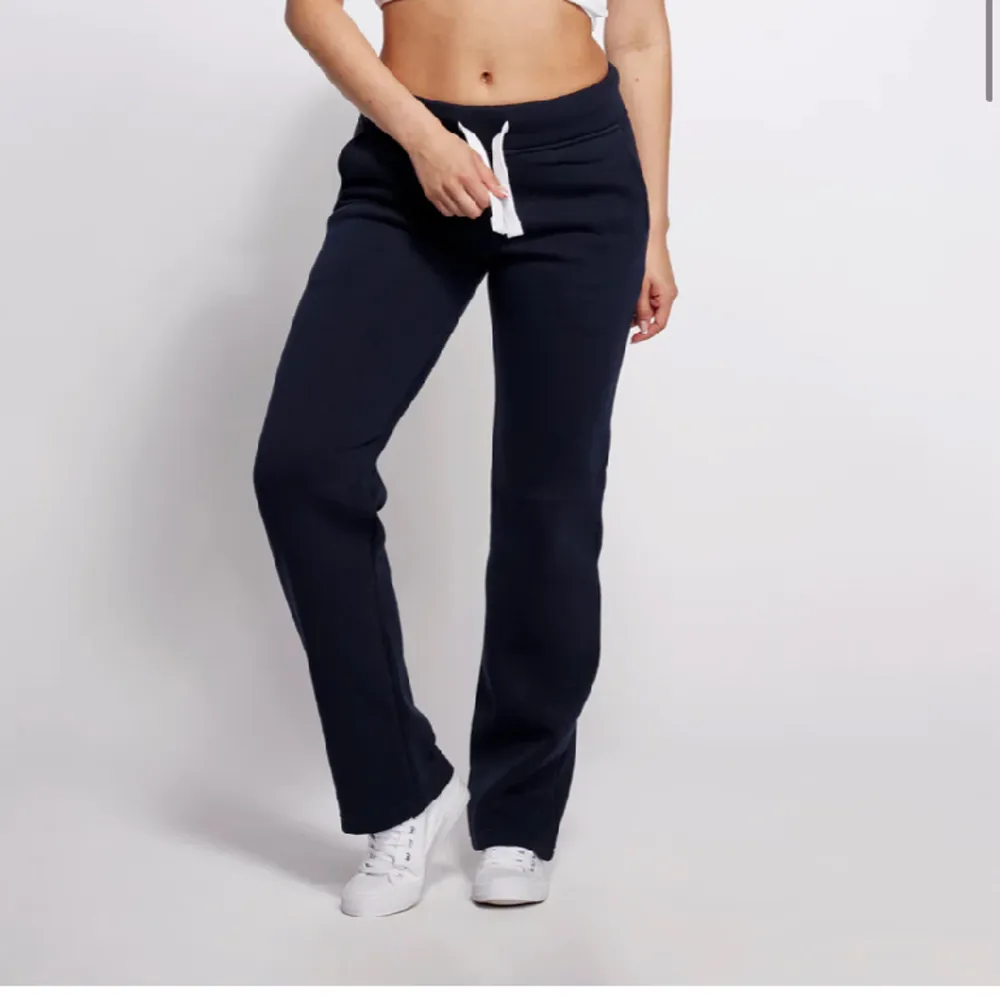 Säljer dessa byxor då de var försmå för mig, aldrig använda💗säljer för 450 då frakten kostar mkt så de blir billigare att köpa här💕. Jeans & Byxor.