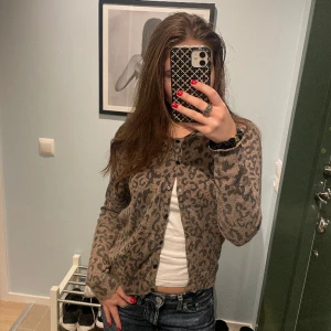 Leopard kofta - Intresse komma på denna ur snygga koftan då den inte kommer till användning alls typ.. storlek S! Säljer vid högt pris! 🐆‼️💗 skriv vad ni hade kunnat lägga så kan priset diskuteras!!