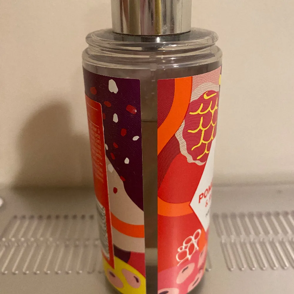 En doft sprej från The Body Shop som jag har inte använt i jätte länge❤️ Jättegott doft av grantäpple, körsbär och ros ❤️ Org. 150ml och använt mindre än en fjärdedel!!. Accessoarer.