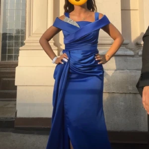 Balklänning  - Säljer min fina balklänning, köpt i Turkiet, använd 1 gång, nypris 2500 