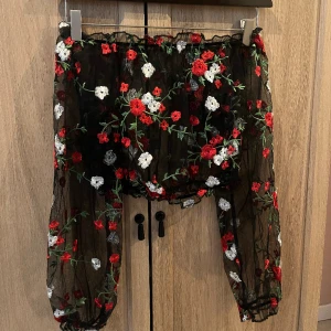 Blommig topp - Superfin topp ifrån Zaful, svart genomskinlig blommig  Stretchig så passar nog allt mellan XS-L