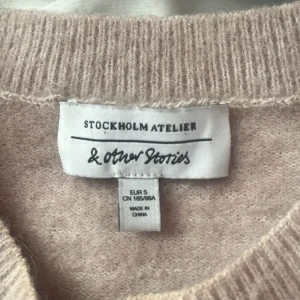 Stickad trekvartsärmad tröja - Jätte fin &other stories tröja💗 använd fåtal gånger så inga tydliga defekter, nypris 690kr💗💗