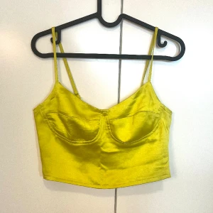 Neonfärgad topp - Otroligt fin topp som tyvärr inte passar mig längre. Väl använd, därav lite slitage framtill. Syns på bild 2. Inget som märks direkt, men är bra att veta och därav det billigare priset🙈 Storlek S med justerbara band. Passar perfekt till fest! 🥰