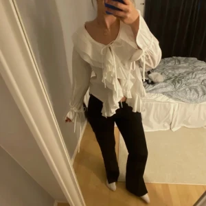 Supersöt volang blus  - Volangblus med knyten! Nyskick!!