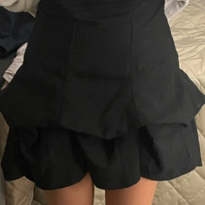 Kjol med volanger - Superfin kjol som aldrig kommit till användning 