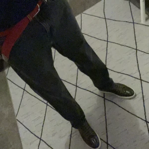 Jeans - Säljer dessa riktigt fina RELAXED jeans som inte kommer till användning. Köpte dessa jeans på Carlings för 400kr. De sitter som loose/baggie fit. Skicket på jeansen är 9/10. Vid frågor eller funderingar är det bara att fråga. 180 CM lång.