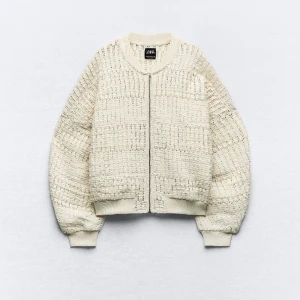 Vårjacka  - En supersöt stickad vårjacka från zara i nyskick, aldrig använd💕köpte för 559kr  