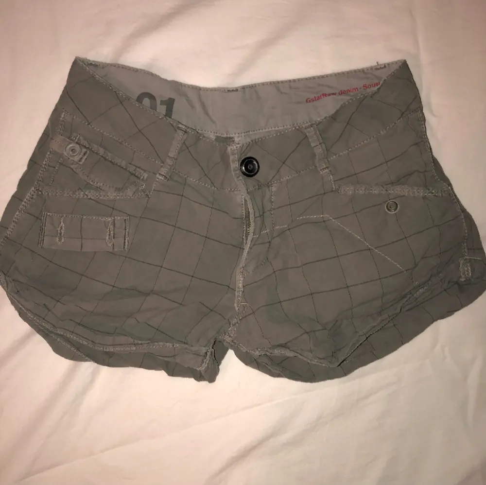 Skitsnygga lågmidjade grå gröna cargo shorts från G-star. Köpta här på plick men dom var tyvärr för små för mig :(( Skulle säga att de är i storlek XXS-XS. Dm för fler bilder eller frågor❤️. Shorts.