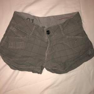 Skitsnygga lågmidjade grå gröna cargo shorts från G-star. Köpta här på plick men dom var tyvärr för små för mig :(( Skulle säga att de är i storlek XXS-XS. Dm för fler bilder eller frågor❤️