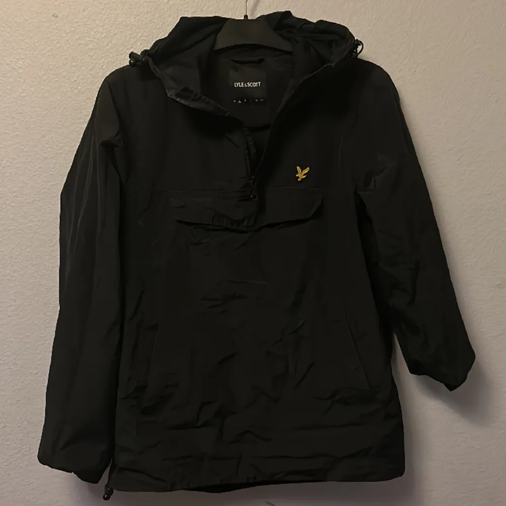 En lyle scott anorak som är nyskick på knappt använd Max 2 gånger så ny skick riktigt skön att ha på sig . Jackor.