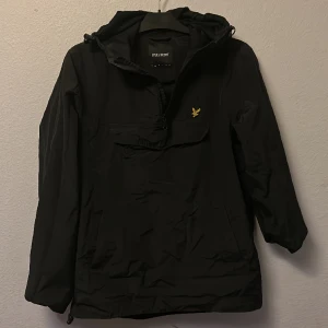 Lyle scott anorak - En lyle scott anorak som är nyskick på knappt använd Max 2 gånger så ny skick riktigt skön att ha på sig 