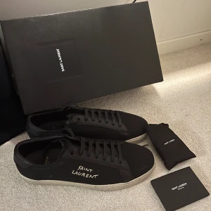 Saint Laurent skor - Helt nya oanvända Saint Laurent skor. Box, dustbags skosnören och äkthetsbevis medföljer. Säljer pga fel storlek. Strlk 42 passar även 43. Inga byten