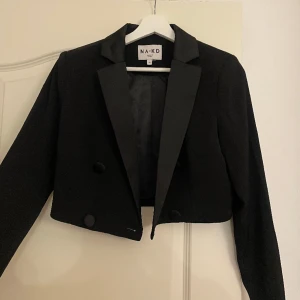 Croppad blazer  - Säljer denna supersnygga blazern från nakd, storlek 36 💖 Säljs pga kommer inte till användning. Pris kan absolut diskuteras & köparen står för frakten 🫶🏼