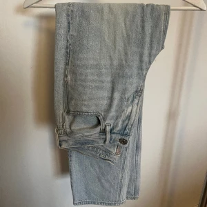 Ljusblå jeans - Säljer dessa ljusblå jeans då jag inte använder dom längre. Jeansen är från American Eagle i storlek 4 så ungefär som ett par 36or. Fråga gärna om fler bilder vid funderingar☺️