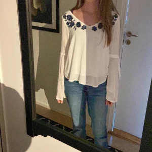 Vit blus🤍 - Blusen är i storleken XS, ganska bra skick men den är lite lite nopprig fast det är inget som märks🩷 kontakta för fler frågor🤍