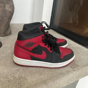 Jordans - Knapp andvända, har legat i min garderob sen jag köpte dem. Fint skick, dem tvättas innan dem säljs.