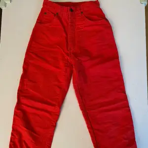 Röda jeans köpta från Humana som blivit för små. De har väldigt skönt material!