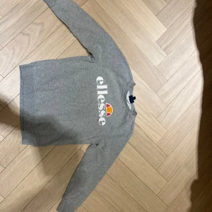 Ellesse tröja🫶🏻 - Säljer denna tröjan. Använd några gånger, men i bra skick och inga fläckar. Storlek 146/152. Tänkte som pris 15€( 150 kronor) då den från början kostade 45€ (450 kronor). Men man får ge andra förslag på pris.  Skriv privat om ni är intresserade!💝🫶🏻