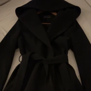 Kappa med huva - Svart kappa med huva från Zalando (mark and spencer), nyskick, storlek 40