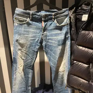 Säljer mina snygga dsquared jeans då dom inte kommer till användning. Köpta på garmsmarket så självklart äkta. Vid frågor skicka ett dm 😊