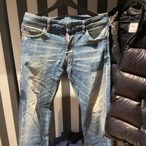 Dsquared2 jeans - Säljer mina snygga dsquared jeans då dom inte kommer till användning. Köpta på garmsmarket så självklart äkta. Vid frågor skicka ett dm 😊