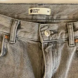 Säljer dessa straight leg jeans med slits. Det är lågmidjade och i storlek 34, passar även 36.  Fint skick. 
