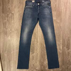 Snygga Replay jeans i storleken 30/34 Pm för mer info (Lånade bilder)