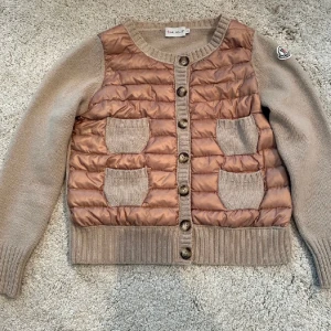 Moncler cardigan  - Moncler cardigan dam  Storlek S passar mer xs  Pris 3999! Liten fläck  Skriv gärna om ni har frågor  🫶🏻