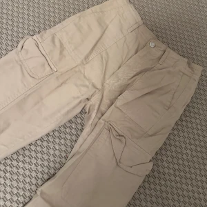 Cargo pants - Jätte fina vargparet byxor som jag säljer då de inte är min stil längre. De är andvända ganska mycket och är slitna vid fötterna då de är för långa för min som är 161cm. Köpta på zara för 360 kr TROR jag