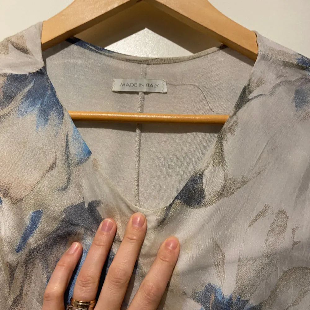 Säljer en fin blus som kan användas som klänning också. Storlek: M/L Material: siden . Blusar.