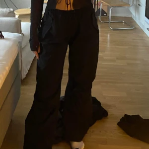 Byxor pull and bear - ”Prasselbyxor” i prachute style. Väldigt sköna. Går att dra åt i midjan och i benen. 