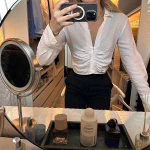 Skjorta - Säljer denna fina skjorta/blus från HM! Använd en gång! Storlek M men passar mig som har xs/s i toppar! 100kr🤍