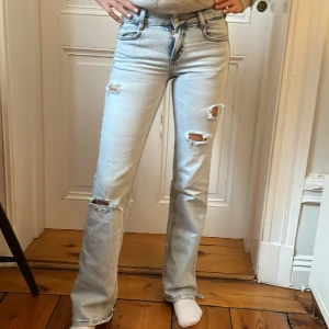Lågmidjade bootcut jeans - Snyggaste lågmidjade bootcut jeansen!🥳🥳 köpta från Pull&bear men klippt hålen själv! Storlek 32. Sjukt coola! Innerbenslängden - ca 81 cm💕🥰👋 PRIS KAN DISKUTERAS 