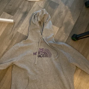 TNF hoodie - The north face hoodie, säljer pga att jag inte användt på ett tag.