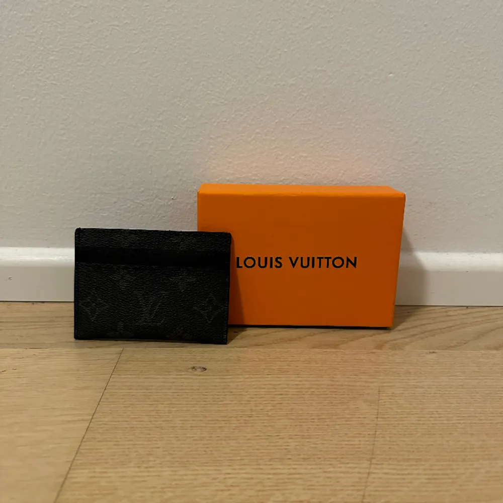 Säljer nu min Louis Vuitton korthållare som jag köpt för cirka 1 månad sen. Den är knappt använd. Pris går att diskutera vid snabb affär. . Accessoarer.