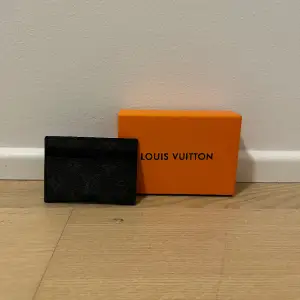 Säljer nu min Louis Vuitton korthållare som jag köpt för cirka 1 månad sen. Den är knappt använd. Pris går att diskutera vid snabb affär. 